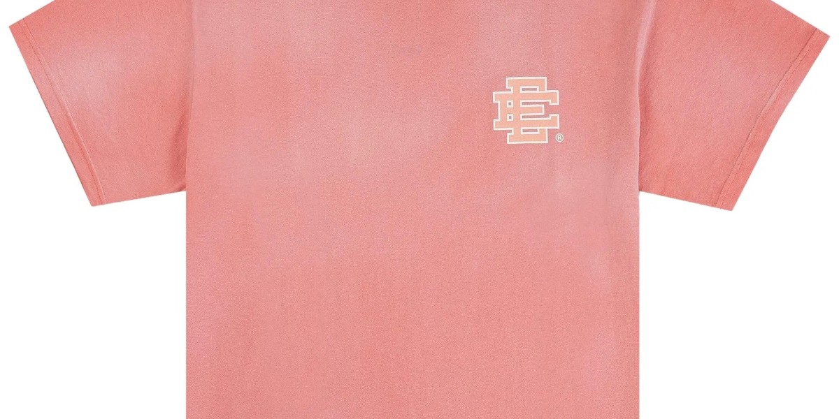 Men’s Streetwear Styling: Pairing Eric Emanuel T-Shirts with Bold Shorts